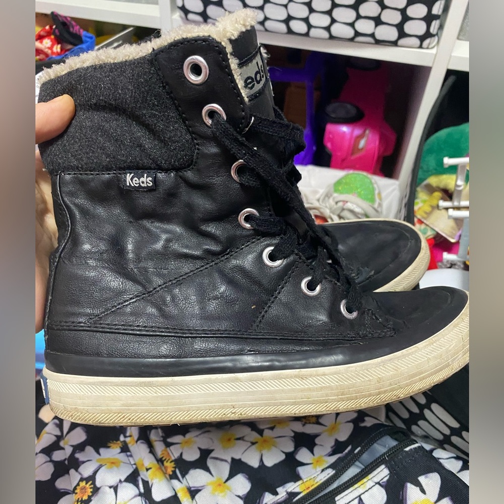 Keds Sherpa boots size 5.5 big girls